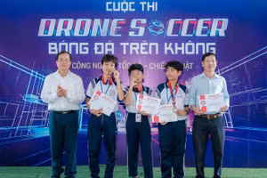 Lãnh đạo Ủy ban nhân dân tỉnh Tây Ninh trao huy chương vàng cho Đội THĐ3 của Trường trung học cơ sở Trần Hưng Đạo đoạt giải Nhất