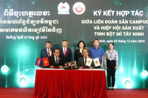 Hiệp hội các nhà máy tinh bột sắn Tây Ninh và Liên đoàn sắn Campuchia đã ký kết nhiều biên bản ghi nhớ về việc thúc đẩy phát triển bền vững ngành sắn.