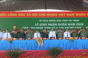 Lãnh đạo Trung ương và tỉnh Tây Ninh chào cờ tại Lễ giao nhận quân.