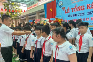 Giám đốc Siêu thị Co.opmart Tây Ninh Nguyễn Văn Bảo trao tặng kỷ niệm chương và vở mới cho học sinh