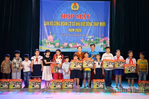 Lãnh đạo Tổng Liên đoàn Lao động Việt Nam, Liên đoàn Lao động tỉnh Tây Ninh và Ban Tuyên giáo và Dân vận Tỉnh ủy trao quà cho học sinh có hoàn cảnh khó khăn khu vực Đồng Tháp Mười. (Ảnh: THANH PHONG)