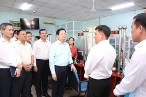 Phó Thủ tướng Mai Văn Chính (áo xanh) cùng Đoàn công tác của Chính phủ đã có buổi khảo sát Trung tâm Phục vụ hành chính công phường Trảng Bàng.