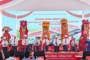 Lãnh đạo, nguyên lãnh đạo Trung ương và tỉnh Tây Ninh động thổ xây dựng Trường phổ thông nội trú tiểu học và trung học cơ sở Bến Cầu tại xã Bến Cầu.