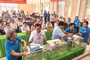 Bí thư Tỉnh ủy Tây Ninh Nguyễn Văn Quyết dự khai tại Tổ bầu cử số 37 thuộc Đơn vị bầu cử số 24 (phường Long An và Khánh Hậu) và chứng kiến lực lượng Tổ bầu cử niêm phong thùng phiếu.