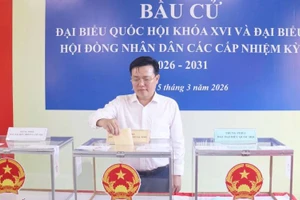 Phó Bí thư Tỉnh ủy, Chủ tịch Ủy ban Mặt trận Tổ quốc Việt Nam tỉnh Tây Ninh thực hiện quyền bỏ phiếu tại Tổ bầu cử số 9 thuộc đơn vị bầu cử số 19 (Xã Phước Vĩnh Tây, Phước Lý, Mỹ Lộc). 
