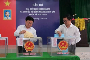 Ủy viên Trung ương Đảng, Bí thư Tỉnh ủy Nguyễn Văn Quyết bỏ phiếu tại Tổ bầu cử số 37, đơn vị bầu cử số 24, phường Long An.