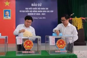 Ủy viên Trung ương Đảng, Bí thư Tỉnh ủy Nguyễn Văn Quyết bỏ phiếu tại Tổ bầu cử số 37, đơn vị bầu cử số 24, phường Long An.