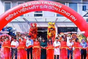 Lãnh đạo Sở Y tế Tây Ninh cùng lãnh đạo Bệnh viện Mắt Sài Gòn Long An cắt băng khánh thành.