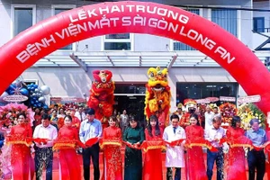 Lãnh đạo Sở Y tế Tây Ninh cùng lãnh đạo Bệnh viện Mắt Sài Gòn Long An cắt băng khánh thành.