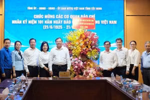 Chủ tịch Ủy ban nhân dân tỉnh Tây Ninh Lê Văn Hẳn cùng lãnh đạo các sở, ban, ngành của tỉnh đến thăm, chúc mừng các Cơ quan báo chí trên địa bàn tỉnh nhân kỷ niệm 101 năm Ngày Báo chí Cách mạng Việt Nam.