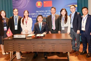 Ngay sau nghi lễ cấp cao, Bộ trưởng Công thương Nguyễn Hồng Diên đã thay mặt Chính phủ Việt Nam ký Nghị định thư. (Ảnh: BCT)