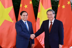 Thủ tướng Phạm Minh Chính với Thủ tướng Trung Quốc Lý Cường. 