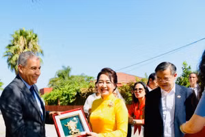 Phu nhân Nguyễn Thị Thanh Nga tặng quà lãnh đạo địa phương.