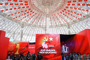 Triển lãm “95 năm Cờ Đảng soi đường”. (Ảnh: THÀNH ĐẠT)