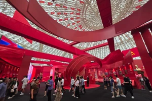 Không gian trưng bày sách tương tác tại Triển lãm “95 năm cờ Đảng soi đường”. (Ảnh: KIM DUNG)