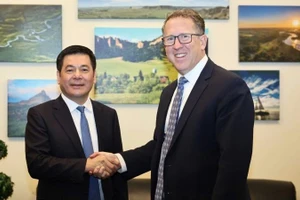 Bộ trưởng Công thương Nguyễn Hồng Diên và Hạ nghị sĩ Adrian Smith (bang Nebraska, Đảng Cộng hòa). (Ảnh: NGUYÊN MINH)