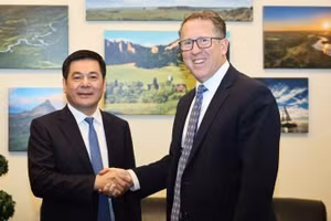 Bộ trưởng Công thương Nguyễn Hồng Diên và Hạ nghị sĩ Adrian Smith (bang Nebraska, Đảng Cộng hòa). (Ảnh: NGUYÊN MINH)