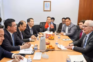 Tại buổi làm việc, Bộ trưởng Nguyễn Hồng Diên ghi nhận kết quả hợp tác và những kiến nghị của các doanh nghiệp bán dẫn Hoa Kỳ. (Ảnh: NGUYÊN MINH)