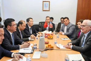 Tại buổi làm việc, Bộ trưởng Nguyễn Hồng Diên ghi nhận kết quả hợp tác và những kiến nghị của các doanh nghiệp bán dẫn Hoa Kỳ. (Ảnh: NGUYÊN MINH)