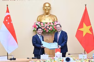 Bộ trưởng Công thương Nguyễn Hồng Diên và Bộ trưởng Công thương phụ trách năng lượng và khoa học-công nghệ Singapore Tan See Leng.