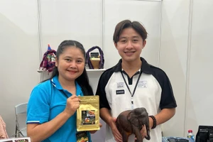 Hai thương nhân đến từ doanh nghiệp Phetdavanh - Lào. (Ảnh: THANH THẢO)