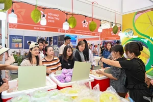 Hội chợ thu hút lượng lớn đối tác thương mại, khách tham quan trong và ngoài nước đến giao thương, mua sắm. (Ảnh: BCT)