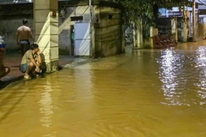 Lũ gây ngập úng khu dân cư xã Xuân Mai. 