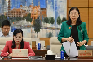 Chủ nhiệm Ủy ban Dân nguyện và Giám sát Lê Thị Nga trình bày báo cáo công tác dân nguyện của Quốc hội tháng 5/2026. (Ảnh: THỦY NGUYÊN)