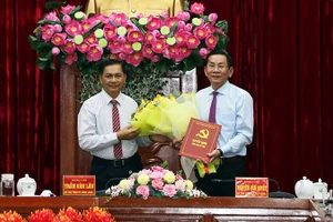 Đồng chí Nguyễn Thành Vững (phải) nhận quyết định điều động của Ban Bí thư Trung ương Đảng.