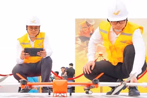Sử dụng thiết bị bay không người lái (UAV) để vận chuyển mẫu sinh phẩm, thuốc và vật tư y tế tại Bệnh viện đa khoa Đức Giang (Hà Nội).