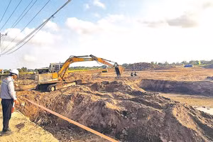 Đơn vị thi công đang đẩy nhanh tiến độ thi công đường dẫn kết nối đường 827E (Quốc lộ 50B) kết nối Thành phố Hồ Chí Minh-Tây Ninh-Đồng Tháp.