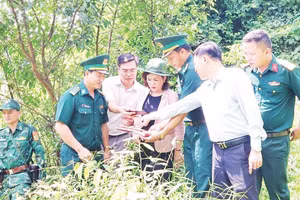 Lực lượng Bộ đội Biên phòng cùng Ban Chỉ đạo Công tác biên giới thành phố Đồng Nai khảo sát khu vực biên giới thuộc địa phận xã Lộc Tấn.