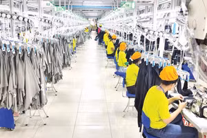 Sản xuất mặt hàng may mặc xuất khẩu tại một công ty Trung Quốc, 100% vốn nước ngoài đóng tại Khu công nghiệp Đông Nam, xã Bình Mỹ.