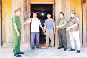 Lãnh đạo Ủy ban nhân dân và Công an xã Ea Kiết tuyên truyền, vận động người dân ở buôn H'Mông tự nguyện giao nộp vũ khí, vật liệu nổ, công cụ hỗ trợ.