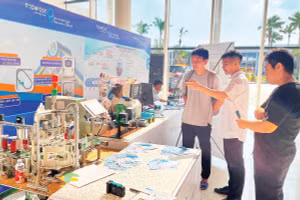 Trưng bày sản phẩm khoa học, công nghệ tại Techfest Hải Phòng 2025.