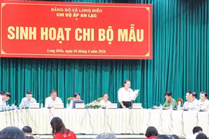 Chi bộ ấp An Lạc thực hiện thí điểm sinh hoạt chi bộ mẫu (Ảnh MẠNH HẢO)