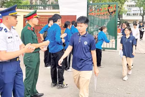 Các đơn vị quân đội tham gia tiếp sức mùa thi tại nhiều địa phương.