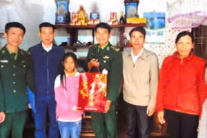 Cán bộ Đồn Biên phòng Cảng cửa khẩu Diêm Điền thăm, tặng quà cháu Nguyễn Thảo Nhi.