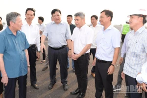 Lãnh đạo tỉnh Đồng Tháp thăm hỏi, động viên các đơn vị thi công cao tốc Cao Lãnh-An Hữu giai đoạn 1.