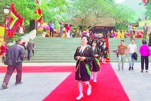 Đồng bào Sán Dìu trong trang phục truyền thống tại lễ hội.