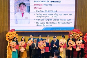 Tân Phó Giáo sư, Tiến sĩ Nguyễn Thanh Xuân, Phó Giám đốc Bệnh viện Trung ương Huế đón nhận quyết định tại lễ công bố.