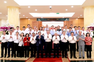 Tổng Bí thư Tô Lâm và các đồng chí lãnh đạo Đảng, Nhà nước với Ban Thường vụ Đảng ủy Mặt trận Tổ quốc, các đoàn thể Trung ương. (Ảnh: ĐĂNG KHOA)