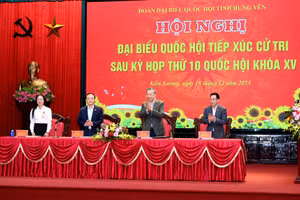 Tổng Bí thư Tô Lâm và đại biểu Đoàn đại biểu Quốc hội tỉnh Hưng Yên tại hội nghị tiếp xúc cử tri. (Ảnh: ĐĂNG KHOA)