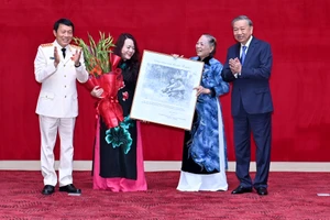 Tổng Bí thư Tô Lâm, Bộ trưởng Công an Lương Tam Quang tặng hoa và quà cho đại diện gia đình đồng chí cố Bộ trưởng, Thượng tướng Bùi Thiện Ngộ. (Ảnh: ĐĂNG KHOA)