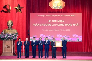 Tổng Bí thư Tô Lâm trao Huân chương Lao động hạng Nhất tặng Học viện Chính trị Quốc gia Hồ Chí Minh. (Ảnh ĐĂNG KHOA)