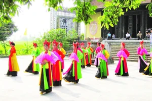 Múa Bát Dật tại lễ hội truyền thống đền Lộng Khê. (Ảnh NGUYỄN TƯƠI)