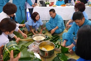 Các bác sĩ cùng người điều trị tham gia gói bánh chưng, chia sẻ không khí ngày Tết.