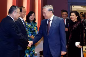 Tổng Bí thư, Chủ tịch nước Tô Lâm và Phu nhân gặp mặt thân nhân các tướng lĩnh, chuyên gia, nhân sĩ hữu nghị Việt Nam-Trung Quốc. (Ảnh: TTXVN)