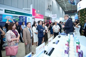 Khách tham quan tìm hiểu các giải pháp công nghệ tại Triển lãm ProPak Vietnam 2025. Sự kiện năm 2026 dự kiến tiếp tục giới thiệu nhiều công nghệ mới trong lĩnh vực xử lý, chế biến và đóng gói.