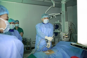 PGS, TS Nguyễn Lê Bảo Tiến, Phó Giám đốc Bệnh viện Đại học Y Dược - Đại học Quốc gia Hà Nội thực hiện phẫu thuật.